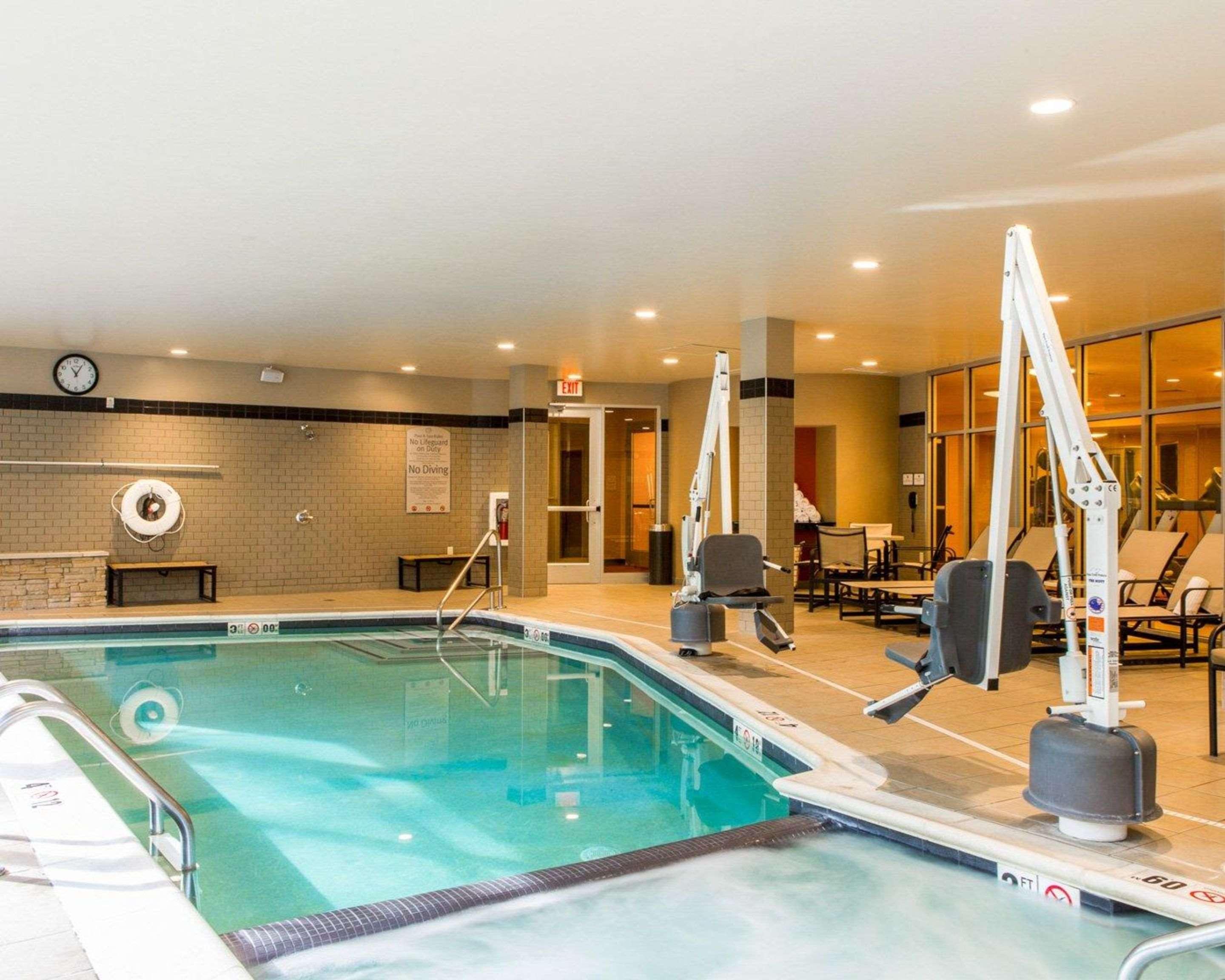 Cambria Hotel Traverse City Exteriör bild